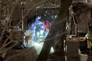 Koszmarna zbrodnia na Pradze-Północ. Kobieta z raną kłutą brzucha przewieziona do szpitala