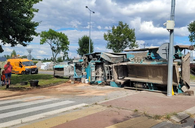 Dębe: maszyna budowlana spadła z lawety. Duże utrudnienia w ruchu