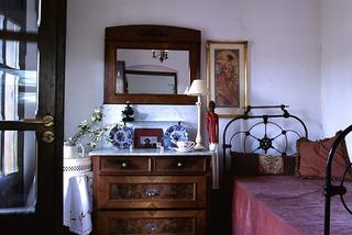 Łóżko metalowe w sypialni w wiejskim domu