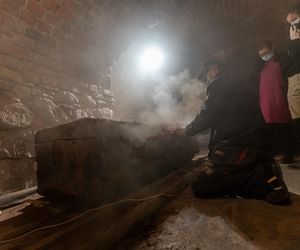 Odkryto trumny z krypt w Kazimierzu Biskupim