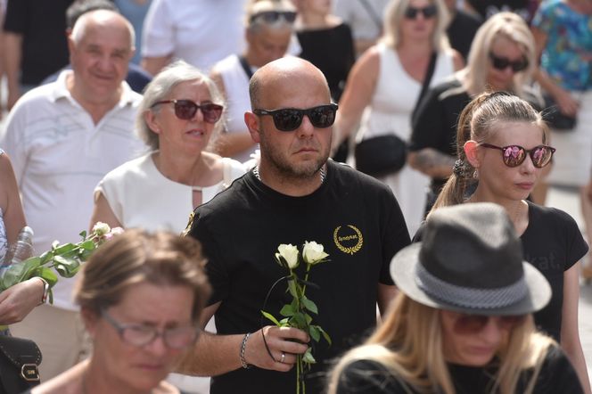 Marsz Milczenia dla Klaudii w Toruniu. „Niech nasza cisza przemówi głośniej niż słowa” [GALERIA]