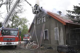 Ogień na plebanii pojawił się w czasie mszy. Żywioł strawił majątek parafian 