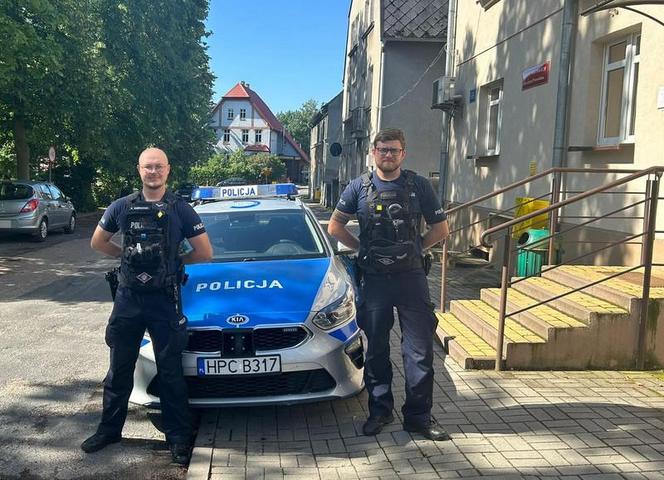 Wieźli ciężarną kobietę 30 kilometrów do Torunia. Przyszłą mamę zauważyli w lusterku samochodowym