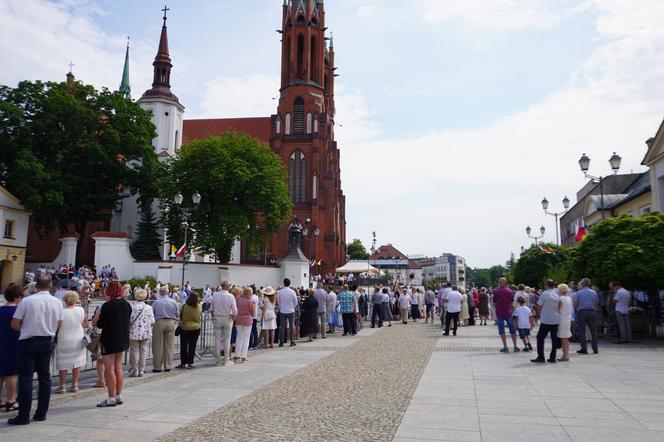 Boże Ciało 2024. Tłumy wiernych przeszły w procesji ulicami Białegostoku