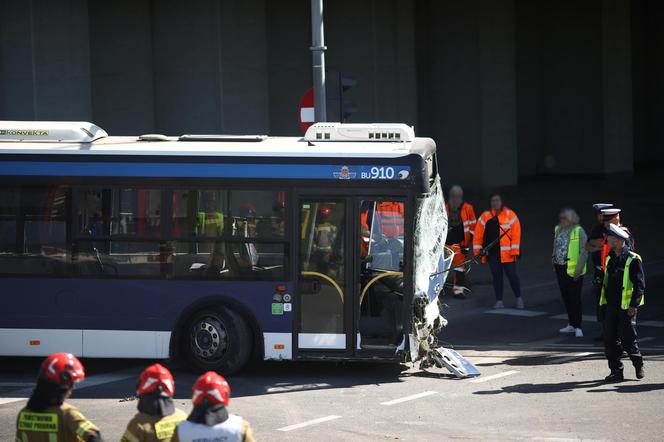 Kierowca autobusu MPK zginął po zderzeniu z innym autobusem