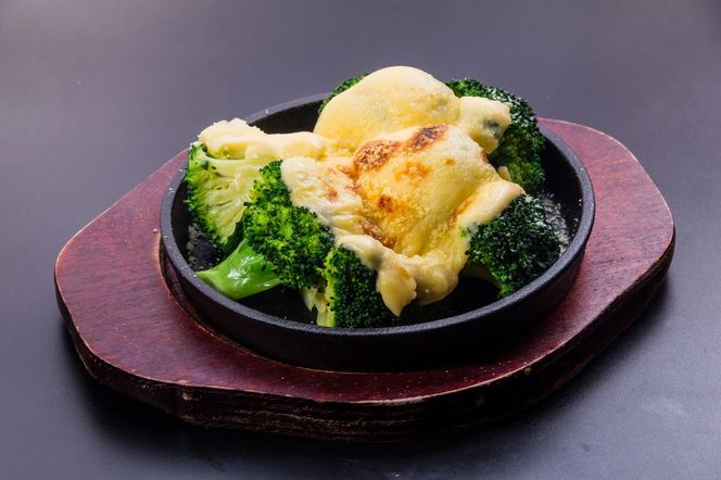 Brokuły z sosem serowym: przepis na proste i zdrowe danie