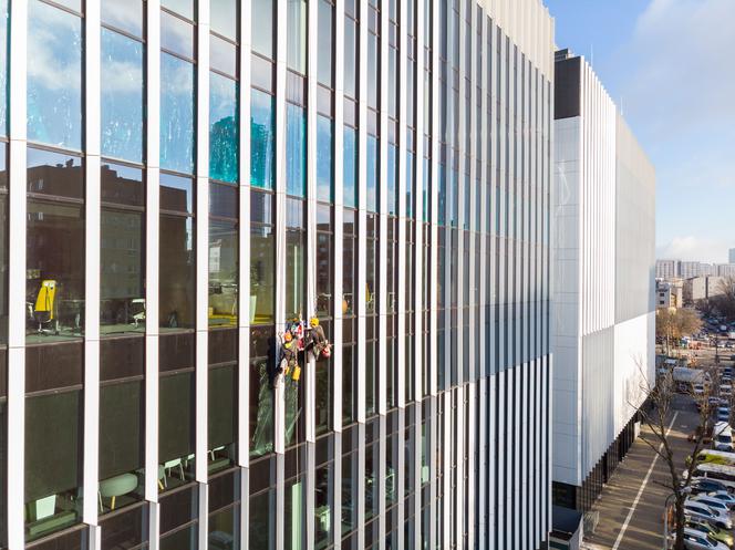 Fasada budynku pokryta półprzezroczystymi ogniwami fotowoltaicznymi z perowskitu