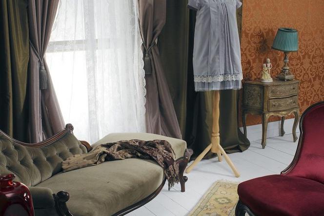 Ściany w klasycznym salonie - jaka dekoracja wnętrz? Tkaniny czy tapety?