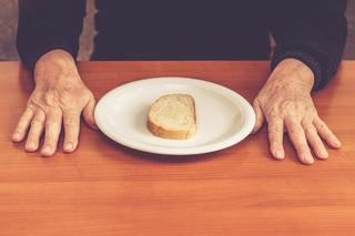 Przez niską emeryturę racjonuje chleb
