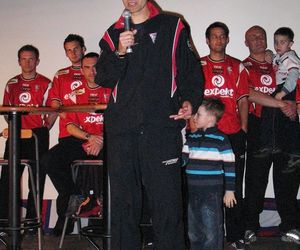 Prezentacja składu drużyny Górnika Zabrze. Tak było w Multikinie w Zabrzu w 2006 roku