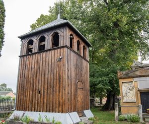 Ten drewniany kościół zachwyca turystów. Jest jednym z najcenniejszych zabytków województwa łódzkiego 