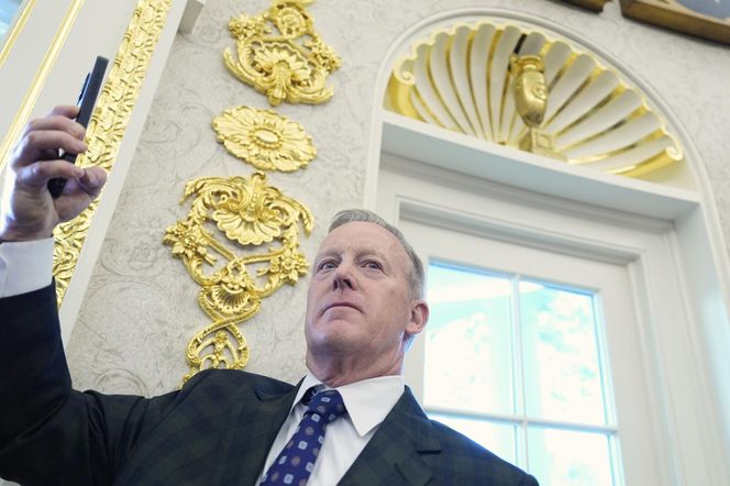 Trump chwali się złotem w Gabinecie Owalnym. "Goście wpadają w zachwyt, najlepszy gabinet w historii"