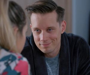 Na Wspólnej odc. 4045. Darek Żbik (Michał Mikołajczak), Kasia (Julia Chatys)