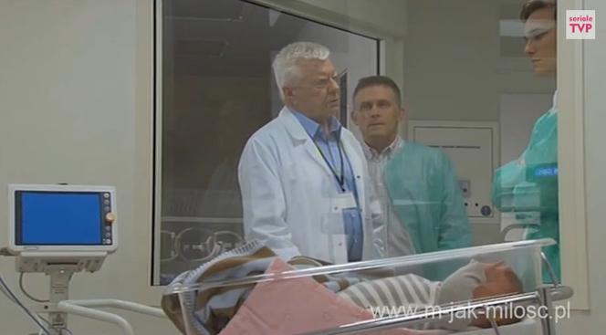 M jak miłość odc. 1127. Profesor Dębicki (Wojciech Duryasz), Olek (Maurycy Popiel), Artur Rogowski (Robert Moskwa)