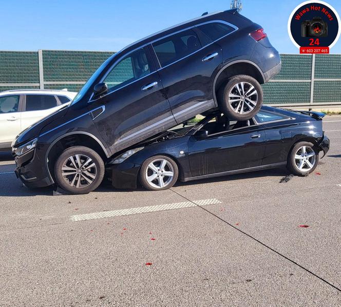  Gigantyczna kraksa pięciu samochodów na moście Południowym. Auto wjechało na dach drugiego!