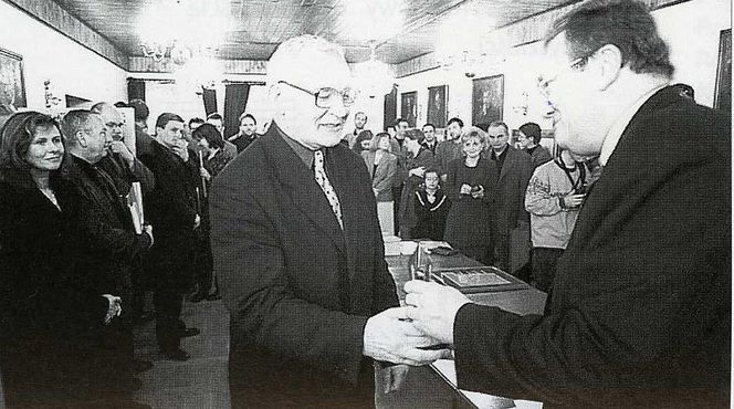 Prezydent Bydgoszczy Roman Jasiakiewicz wręcza nagrodę przedstawicielowi inwestora budynku uznanego za najlepszy budynek użyteczności publicznej, dyrektorowi Banku BRE SA Romanowi Bąkowi  Close