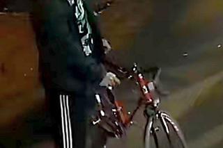 Zabrał alkohol z półki i wyszedł bez płacenia. Policjanci proszą o pomoc w poszukiwaniach złodzieja 