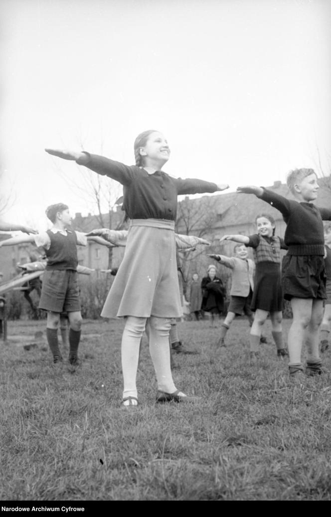 Plac zabaw dla dzieci przy Zarządzie Miejskim w Poznaniu, 1948-1949