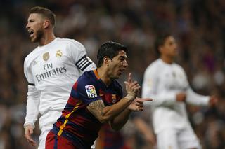 Barcelona - Sporting Gijon 6:0! Suarez znowu zaliczył karetę, ale gwiazdą Katalończyków arbiter