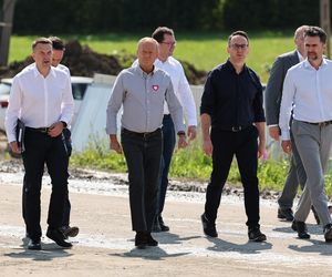 Donald Tusk w Męcinie. Premier odwiedził budowę największego tunelu kolejowego w Polsce