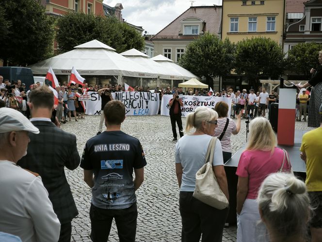 Manifestacja pod hasłem "Sto nielegalnej imigracji" w Lesznie