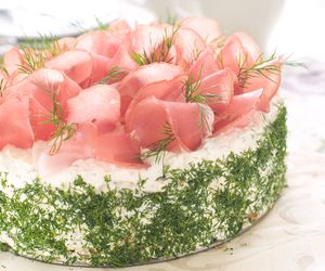 Szałowa sałatka tortowa z kurczakiem: hit na imprezę!