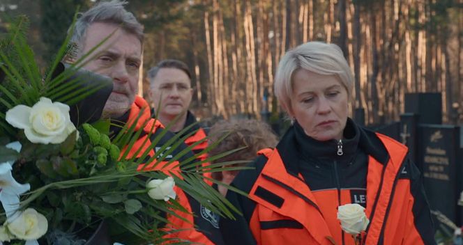 Na sygnale, odc. 707. Pogrzeb Kuby Szczęsnego. Anna Reiter (Lea Oleksiak), Wiktor Banach (Wojciech Kuliński)
