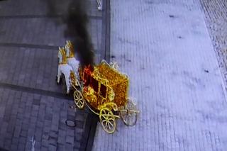 Dwie 14-latki podpaliły świąteczną ozdobę za ponad 70 tys. zł. Wszystko się nagrało!