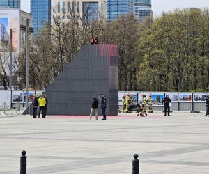 Mężczyzna wszedł na pomnik smoleński