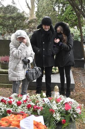 Mariusz Czajka nad grobem matki. Relacja z pogrzebu