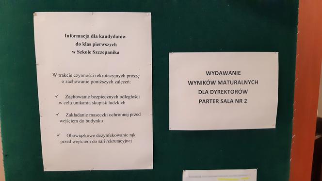 Maturzyści odbierają świadectwa