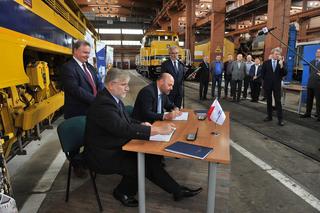 Kolejarze dostaną nowe pociągi do naprawy torowiska. Mówią na nie kombajny