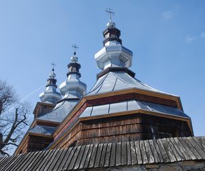 To dawna wieś biskupstwa krakowskiego. Łemkowską cerkiew przekształcono w niej na kościół 