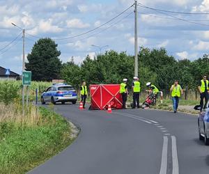 55-letni motorowerzysta zabił się na barierkach! Tragiczny wypadek pod Gnieznem [ZDJĘCIA]