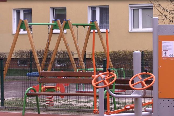 Uwaga na niebezpieczny plac zabaw w Bydgoszczy! Tam dzieci mogą sobie zrobić krzywdę [WIDEO]