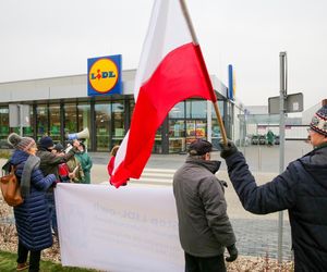 Protest przeciwko budowie centrum logistycznego Lidla w Gietrzwałdzie. Olsztyn, 14.12.2024