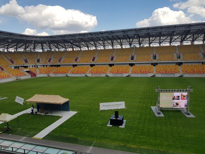 Kongres Świadków Jehowy w Białymstoku. Na stadionie miejskim tysiące uczestników [ZDJĘCIA]