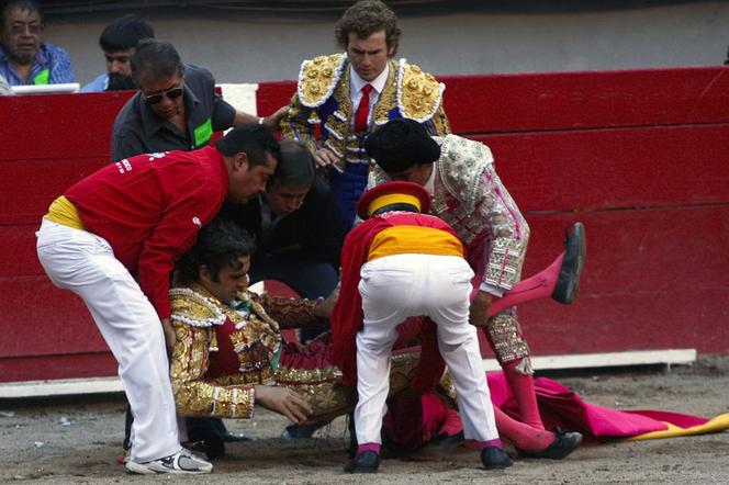 Jose Tomas matador ugodzony rogiem przez byka 