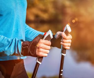 Nordic walking można uprawiać nawet gdy jest zimno. Co daje chodzenie z kijkami?