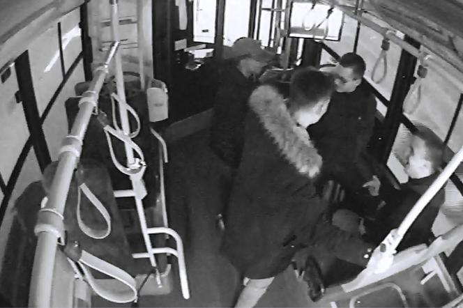 Zaatakowali w autobusie. Poznajesz te osoby?