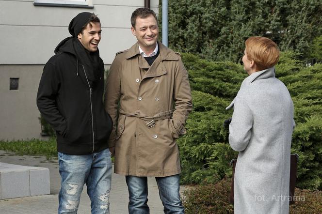 Barwy szczęścia odc. 1078. Ernest Chowański (Krystian Kukułka), Artur (Jacek Rozenek), Marta (Katarzyna Zielińska)