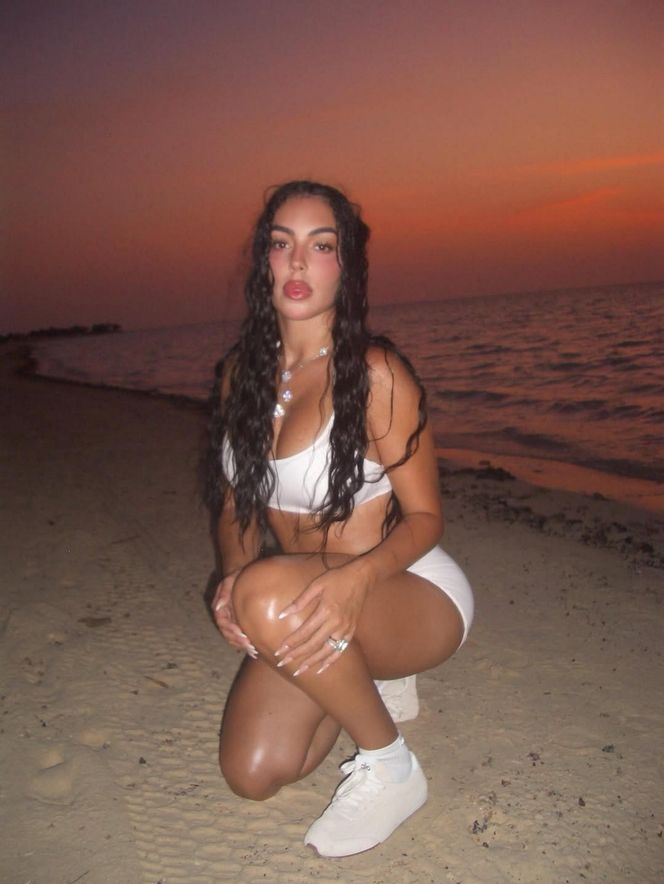 Narzeczona Cristiano Ronaldo w skąpym stroju biegała po plaży