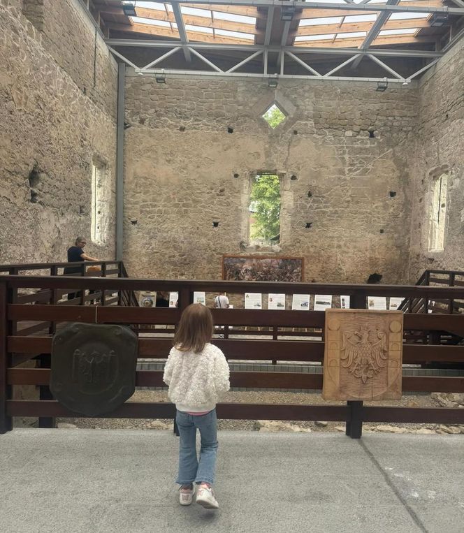 Patryk Jaki na zamku z rodziną