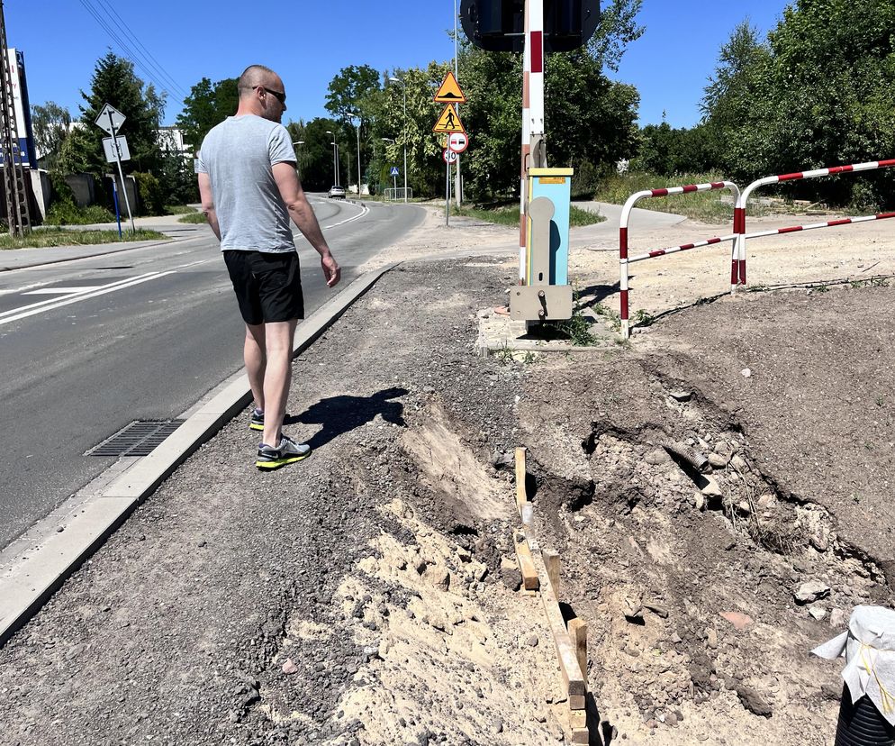 Po żwirze i nad rowem melioracyjnym. Tak muszą przechodzić piesi przez przejazd kolejowy na Piątkowie!