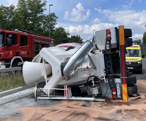 Betoniarka wywróciła się na bok. Na jezdnię wylały się kilogramy cementu