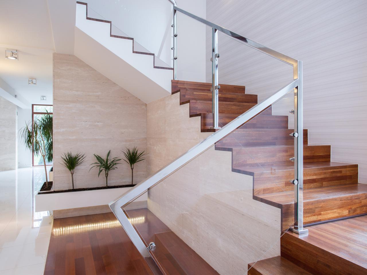 Balustrada na schody wewnętrzne. Rodzaje balustrad i jak dobrać je do schodów?