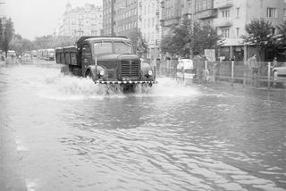 Warszawa zniknęła pod wodą! Zalane ulice i chodniki. Co tam się działo! Archiwalne zdjęcia z lat 60.