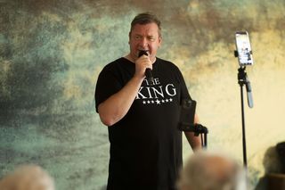 Poseł Michał Wójcik chce być nowym Elvisem Presleyem