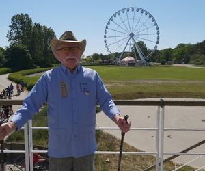 Wałęsa poszedł na diabelski młyn w koszuli z Matką Boską! W głowie się kręci od samego patrzenia [ZDJĘCIA]