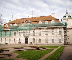 Wersal województwa łódzkiego. W tej barokowej rezydencji kręcono Akademię Pana Kleksa